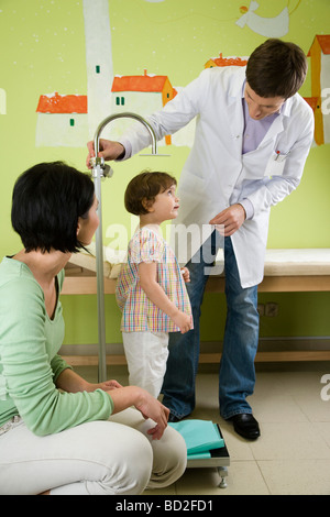 Arzt, die Messung der Höhe des Kindes Stockfoto