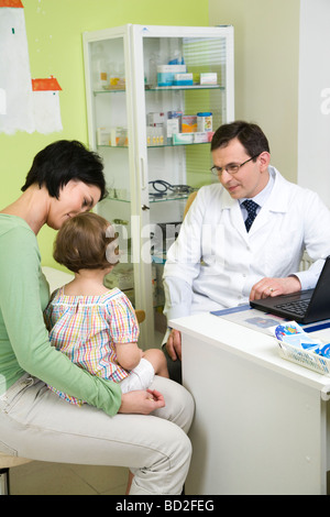 Mutter und Tochter Rücksprache mit Arzt im Prüfungsraum Stockfoto