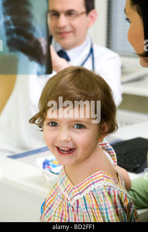 Mutter mit Tochter Gastarzt Stockfoto