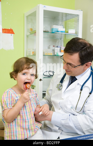 Arzt Kleinkind Mädchen Lolly Pop verleihen Stockfoto