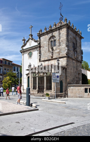 São Joao Souto Kirche (links) und die Coimbras Kapelle (rechts). Zwei mittelalterliche Sakralbauten in der Stadt Braga, Portugal. Stockfoto