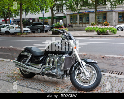 Triumph Rocket III Motorrad geparkt am Kurfürstendamm, Berlin, Deutschland Stockfoto