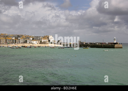 Stadt von St. Ives, England. Luftaufnahme von St Ives Harbour mit Smeatons Pier und Hafen Strand. Stockfoto