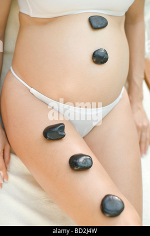 Schwangere Frau empfangen-Stone-massage Stockfoto
