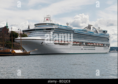 Das riesige Kreuzfahrtschiff "Emerald Princess" ankerte in Oslo, Norwegen, nahe dem Akershus Schloss Stockfoto