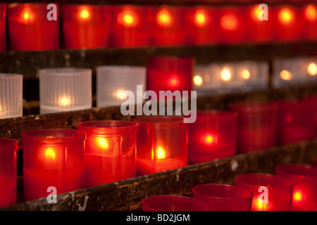 Brennende Kerzen für versprechen Zahlung in der katholischen Kirche Stockfoto