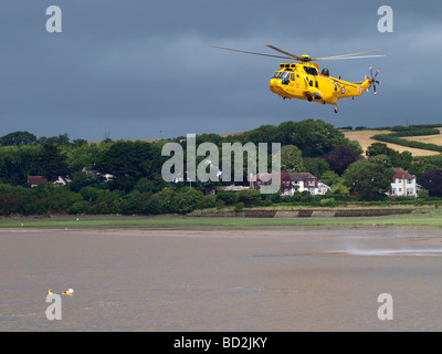 RAF Luft Meer Rettungshubschrauber kommen für eine Rettung während einer demonstration Stockfoto