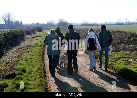 EINE KLEINE GRUPPE VON LÄSSIG WANDERER AUF EINEM COUNTRY LANE GLOUCESTERSHIRE UK Stockfoto