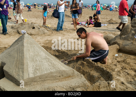 Teilnehmer am 19. Coney Island Sand Skulptur Wettbewerb arbeiten an ihren Kreationen Stockfoto