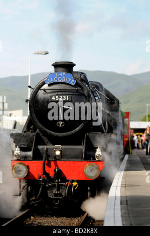 Am Bahnsteig warten, bevor The Jacobite Dampfzug Reise von Fort William nach Mallaig, Schottland Stockfoto