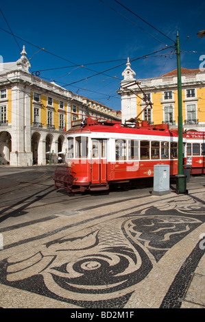 Historische Straßenbahn in Praça Comercio Platz Lissabon Portugal Stockfoto