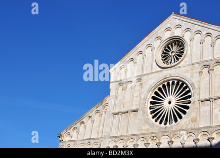 Frontale Fassade mit Rose Catherine Window of romanische Kathedrale von St. Anastasia Katedrala Sv Sto Ije in Zadar Dalmatien Kroatien Stockfoto