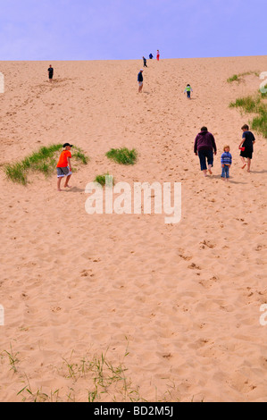 Eine Familie Wanderungen auf einer Sanddüne in Sleeping Bear Dunes National Lakeshore Stockfoto