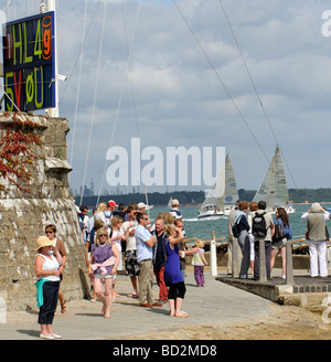 Segeln-Aktivität und Zuschauer Cowes Regatta südlichen England UK Stockfoto