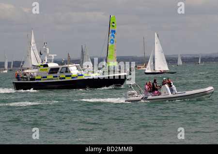 MOD Polizeistreife Boot The Geoffrey Rackham im Gange in The Solent während der Regatta Cowes Week südlichen England UK Stockfoto