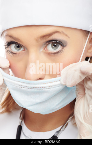 Ärztin in Latex Handschuhe halten die Schutzmaske Stockfoto