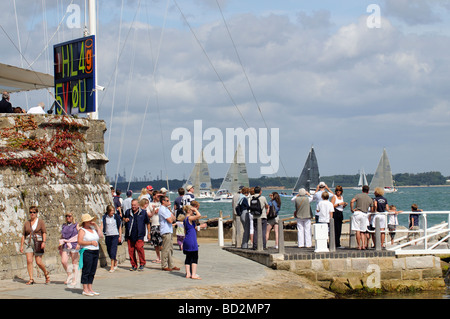 Segeln-Aktivität und Zuschauer Cowes Regatta südlichen England UK Stockfoto