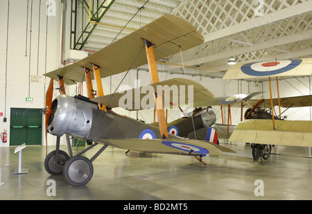 Sopwith Dreidecker derzeit in die Grahame-White-Hangar in RAF Hendon, London. Stockfoto