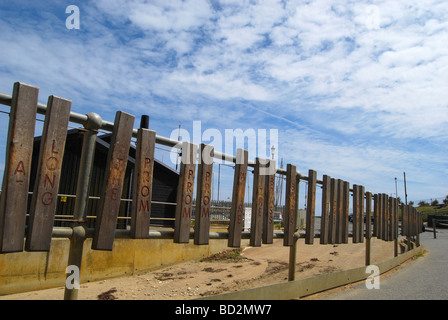 Große kommunale Xylophon, das die Melodie "Oh ich mögen neben dem Meer sein", interessante Himmel. Stockfoto