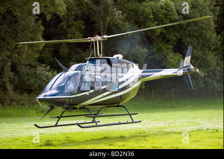 Hubschrauber Landung in einem Feld, UK. Hubschrauber Tourismus Reise auf einem Sightseeing Flug, England. Stockfoto