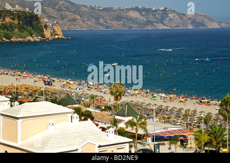 Playa Burriana, ein beliebter Strand an der spanischen Costa del Sol in Nerja Stockfoto