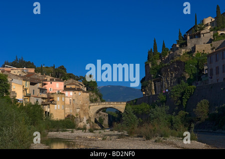 Die Gallo-römische Brücke, die die mittelalterlichen Teile von Vaison La Romaine und moderne verbindet. Der Provence. Frankreich Stockfoto