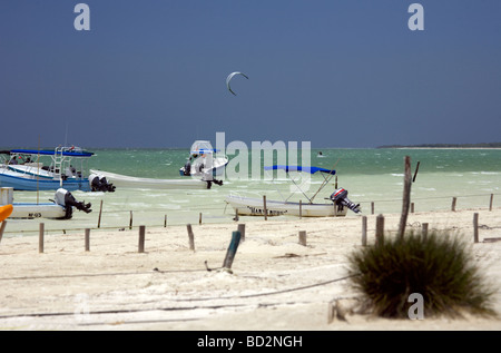 Kitesurfen auf der Insel Holbox, Quintana Roo, Halbinsel Yucatán, Mexiko, ein einzigartiges mexikanischen Reiseziel in der Yucatan-Kanal Stockfoto