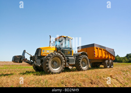 JCB Fastrac 1135 4-Rad Antrieb Traktor und Korn Anhänger - Frankreich. Stockfoto