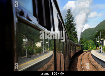 Halt an Glenfinnan Bahnhof während der Jacobite Dampfzug Reise von Fort William nach Mallaig in Schottland Stockfoto