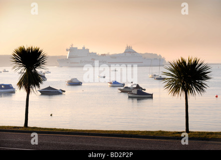 EIN BRITTANY FERRIES SCHIFF VERLASSEN POOLE HAFEN CHERBOURG BEI SONNENUNTERGANG AUS SANDBÄNKEN IN DER NÄHE VON BOURNEMOUTH 2008 UK Stockfoto