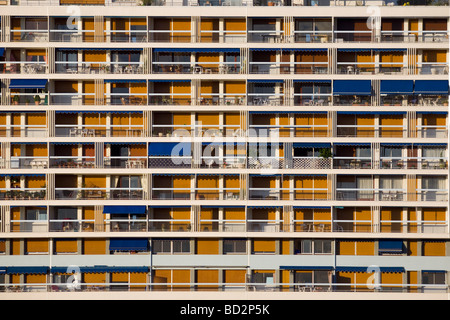 Ein Wohnblock, stammt aus den 70er Jahren in Vichy (Allier - Frankreich). Immeuble Résidentiel des Années 70, À Vichy (Frankreich). Stockfoto