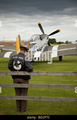 Amerikanische Flieger wieder Enactor vor P 51 Mustang Kämpfer Stockfoto