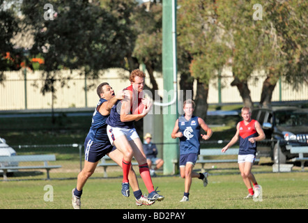 Australian Rules Football gespielt wird von zwei Teams in einem Wettbewerb Stockfoto