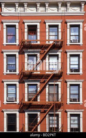 Brownstone-Gebäude. New York Manhattan Wohnhaus, renoviertes, restauriertes Apartment-Mietshaus. Upper East Site Manhattan, New York City. Feuerleiter. Stockfoto