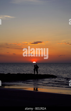 Frisch Verliebte genießen den Sonnenuntergang über der Insel Holbox, Quintana Roo, ein einzigartiges Reiseziel der mexikanischen Halbinsel Yucatán, Mexiko Stockfoto