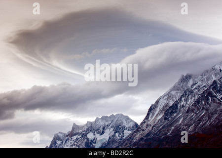 Eine linsenförmige Wolke beginnt über die Berge im Nationalpark Torres del Paine, Chile bilden Stockfoto