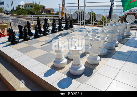 Riesigen Freiluft-Schachspiel festgesetzt am Pool des Hotels in der Nähe von Skala auf der griechischen Mittelmeer Insel von Kefalonia Griechenland GR Stockfoto