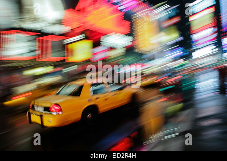 Yellow Cab auf Times Square NYC bei Nacht Stockfoto