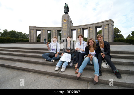 Touristen sitzen auf den Stufen außerhalb das Sowjetische Ehrenmal im Tiergarten in Berlin Stockfoto