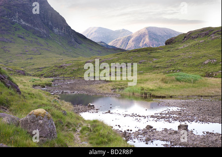 Die roten Cullins sind von der untergehenden Sonne auf der Elgol Halbinsel Isle Of Skye Inneren Hebriden Juli 2009 beleuchtet. Stockfoto