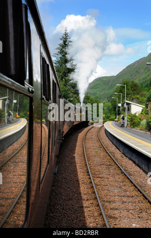 Halt an Glenfinnan Bahnhof während der Jacobite Dampfzug Reise von Fort William nach Mallaig in Schottland Stockfoto