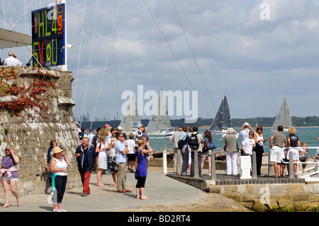 Segeln-Aktivität und Zuschauer Cowes Regatta südlichen England UK Stockfoto