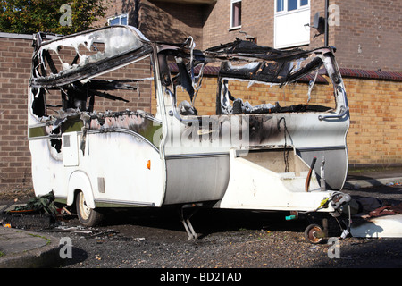 A ausgebrannt Wohnwagen auf einer Straße in St. Ann's, Nottingham, England, UK Stockfoto