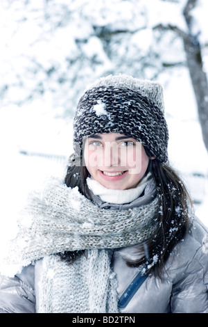 Junge Frau im Winter Outfit lächelnd Stockfoto