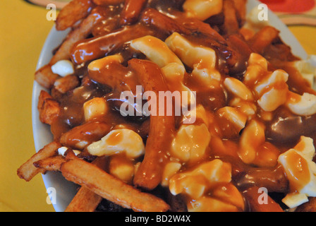 Traditionelle Poutine typische Quebec Mahlzeit bestehend aus Pommes frites, Soße und Käse Stockfoto