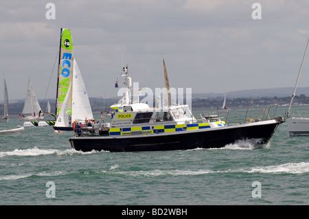 MOD Polizeistreife Boot The Geoffrey Rackham im Gange in The Solent während der Regatta Cowes Week südlichen England UK Stockfoto