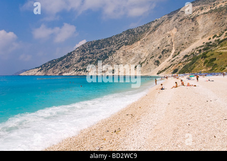 Malerische Myrtos Strand mit blauer Flagge am mediterranen griechischen Insel Kefalonia Griechenland GR Stockfoto