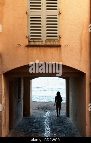 Gasse in der Altstadt St. Tropez Provence Alpes Côte d Azur Frankreich Stockfoto