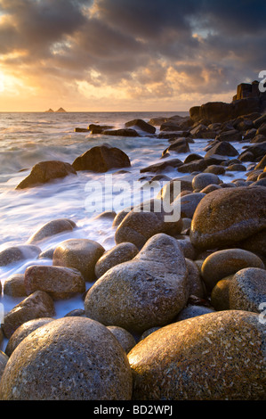 Atemberaubende Abendlicht schimmert aus den nassen Felsen in der Nähe von Porth Nanven in South West Cornwall. Stockfoto