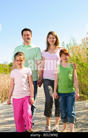 Porträt der glückliche Familie von vier zu Fuß auf der Promenade Stockfoto